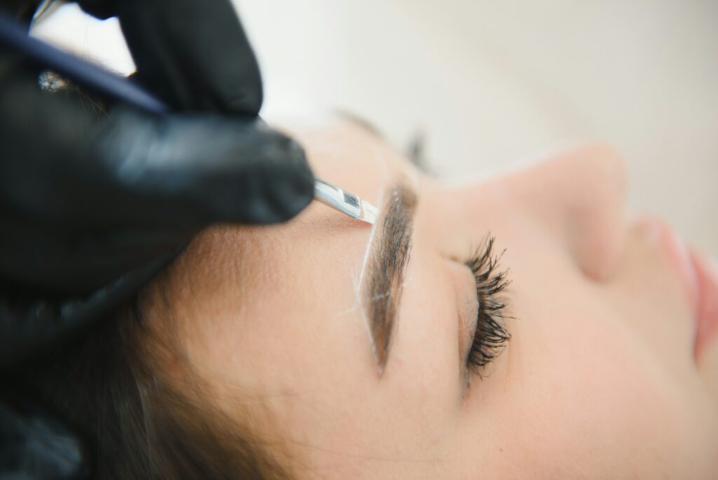 Master making permanent eyebrow make up